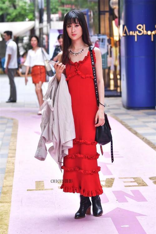 街拍：穿搭不选贵的，只穿对的，穿搭对了，你就出彩了