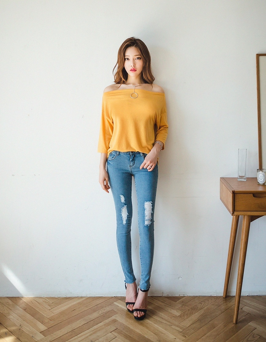 街拍:年轻活力的牛仔裤美女,秀出纤细小蛮腰,很有吸引力!