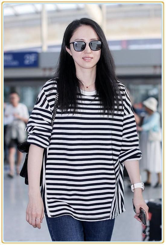 董璇是辣妈，霍思燕也是辣妈，二人同穿条纹T恤，差距竟如此尴尬