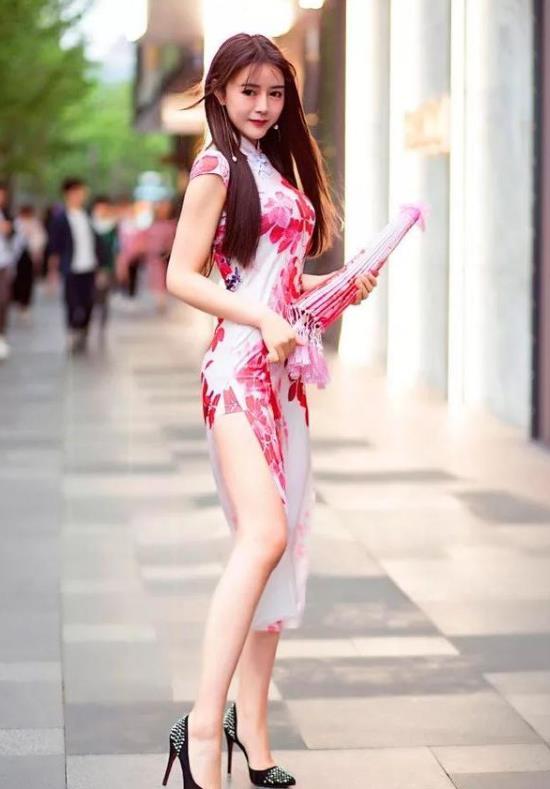  『身材』街拍：身材高挑的美女，一件白色一字肩配黑色短裙，时尚女性魅力