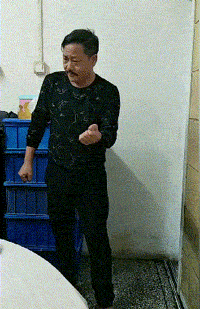  [GIF]搞笑GIF趣图：刘大娘挺爱干净，每次卖纸皮之前都要把它洗一遍…