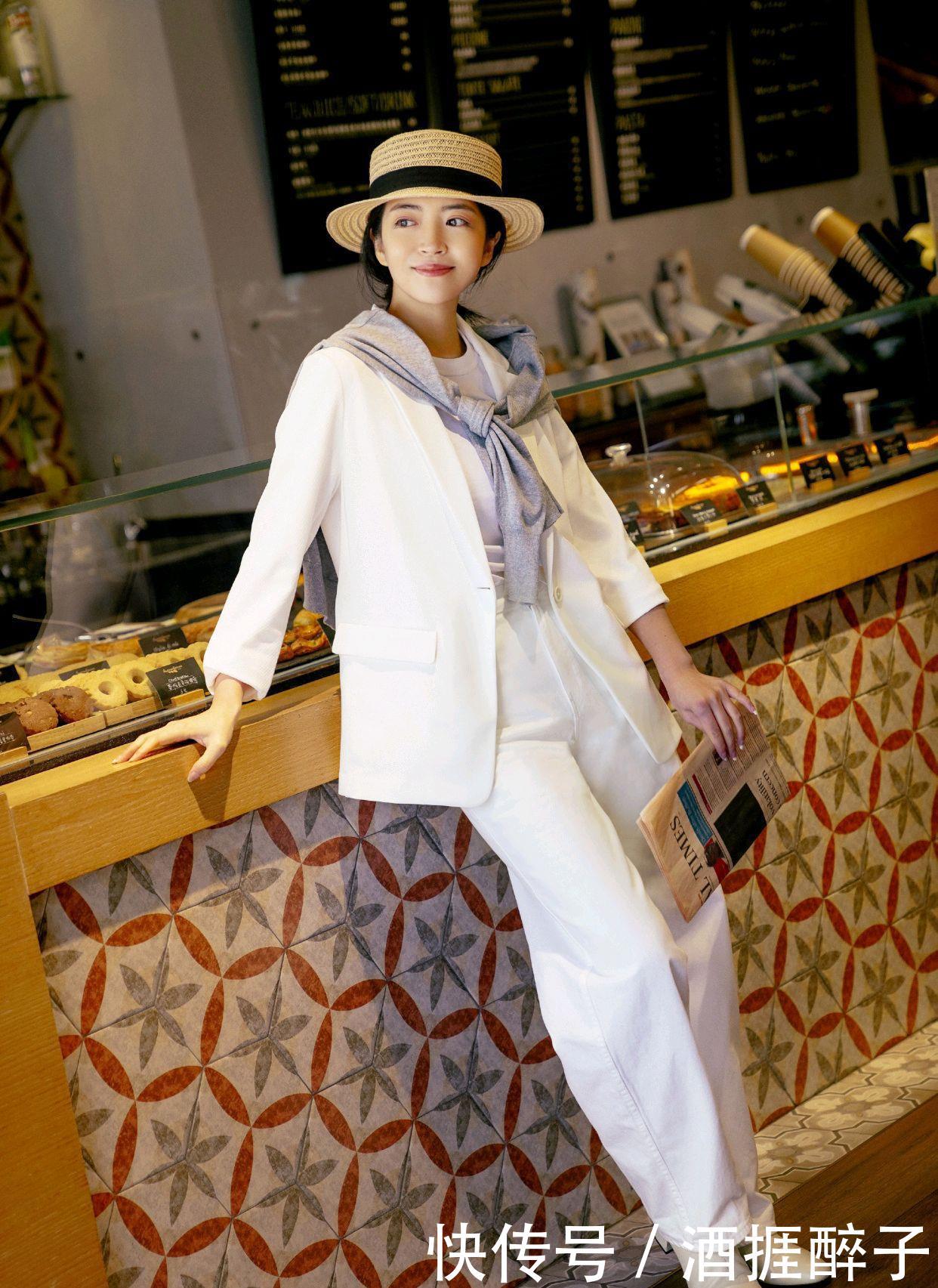  衣摆塞进■三木把时髦“玩”到了极致！身穿白色西装配白色T恤，气质清新淡