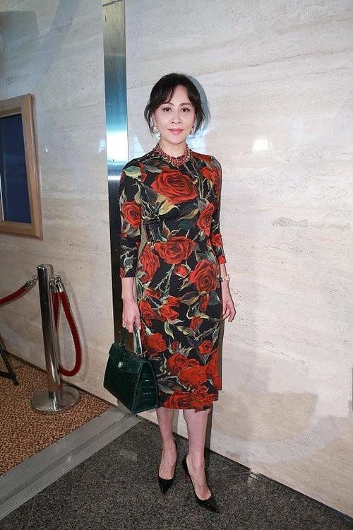 53岁刘嘉玲和55岁关之琳再同台，只相差2岁，差距却出来了