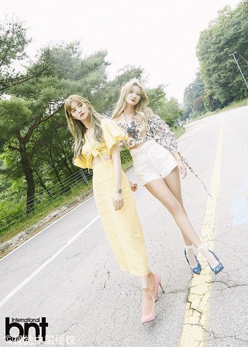 两小姐姐身穿连衣裙，牛仔热裤身材丰满,走在街头,回头率百分百