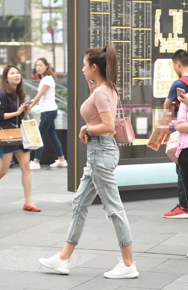 路人街拍,碎花连衣裙这样搭让人一眼难忘!而且时尚又不失清爽!