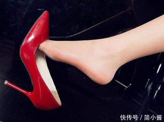 尖头高跟鞋显瘦又华丽，穿上它会让人目不转睛的注视你