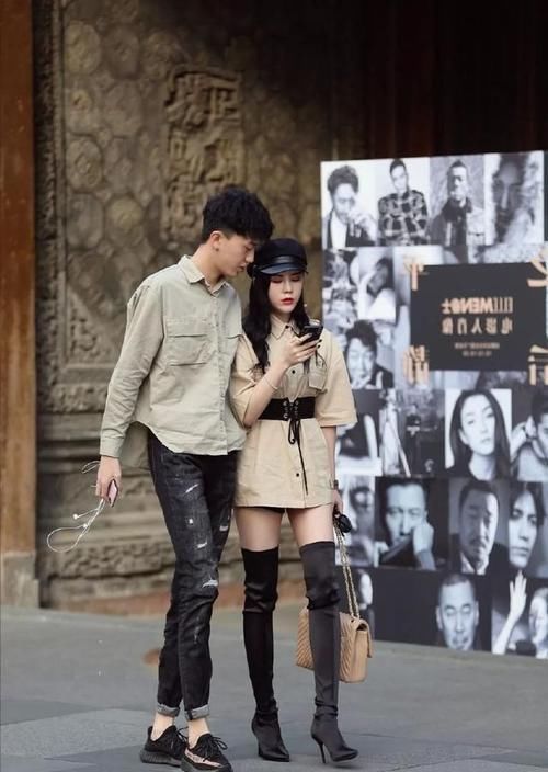  『白色』路人街拍，小姐姐白色上衣搭配牛仔裤，很是惊艳
