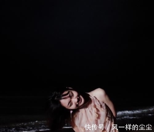  「段奥娟」段奥娟真是敢穿！穿一件白色短款小吊带，“巴掌腰”更是吸睛
