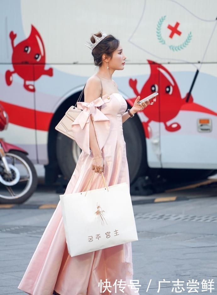 「 气质」羞涩可人的小姐姐，走路自带气质，凸显女神的魅力，路人街拍