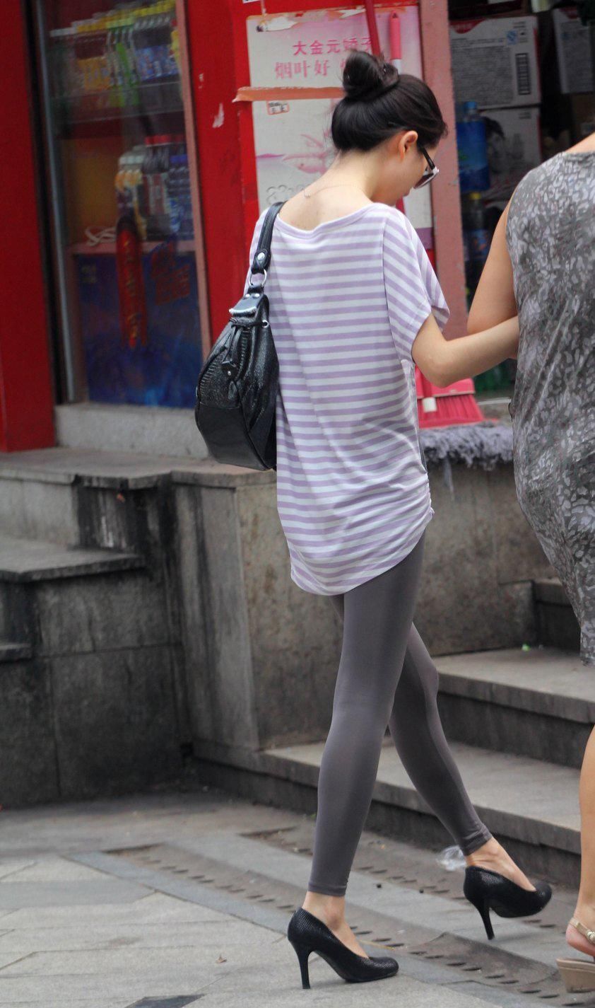 凉山路街拍:银色紧身裤美女，紧致浑圆的大长美腿很吸引人