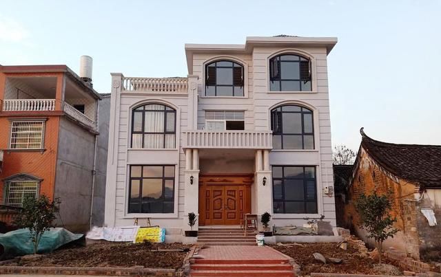  漂亮■你还在省吃俭用去城里买房？有钱人都纷纷回农村，盖起了