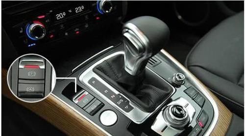  发生■高速公路上行驶到120Km/h时，突然按下手刹，会发生什么事