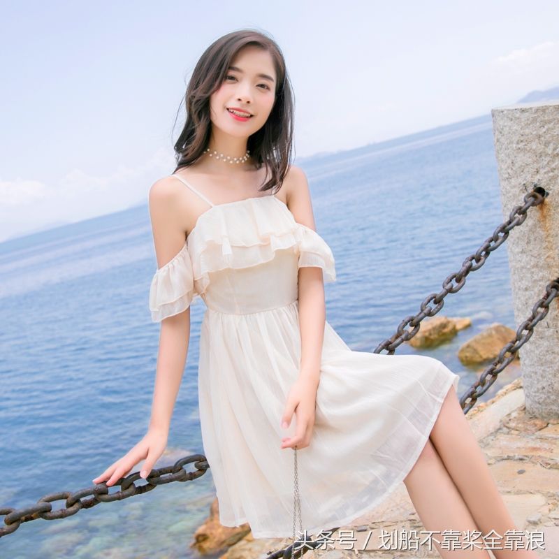 女人身材丰满，穿“露”点才好看!连衣裙这样穿，若隐若现真曼妙