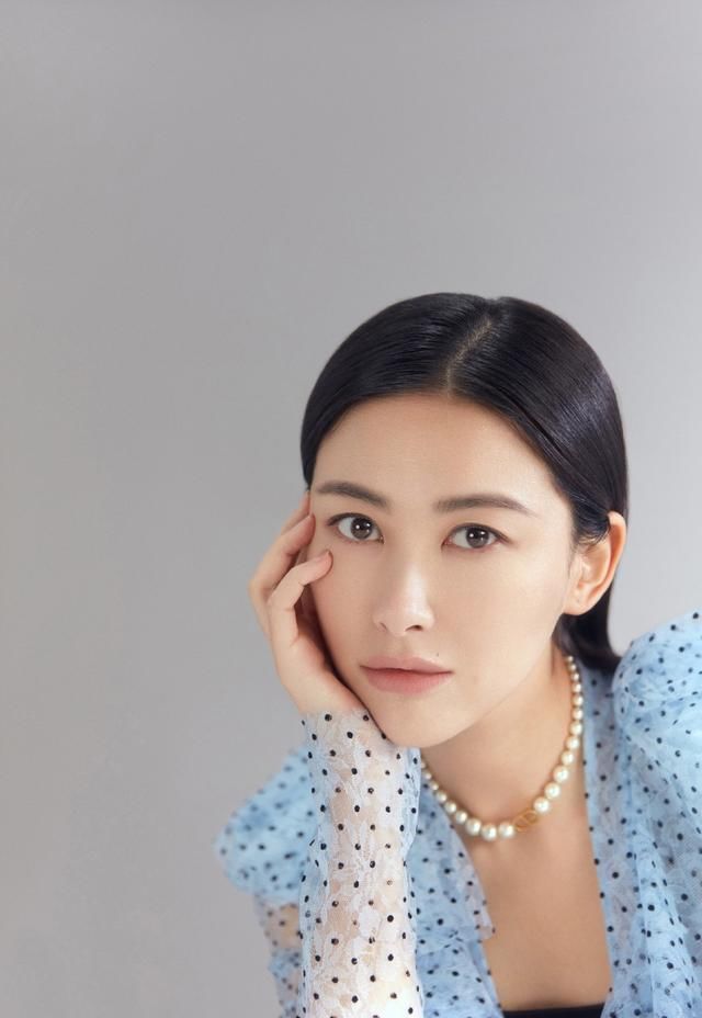  『精致』她连续6年登全球最美面孔，今穿短西装阔腿裤，秀侧颜精致高级