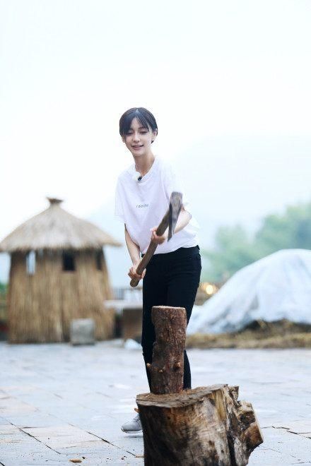 倪妮baby齐上《向往的生活》，隔壁校花的造型谁更能驾驭？