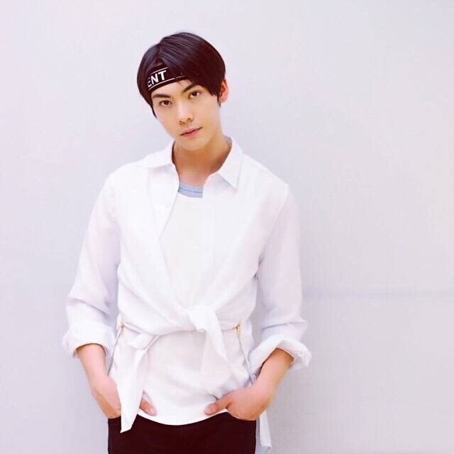 白衬衫男神陈伟霆 简单白衬衫搭出百变风格