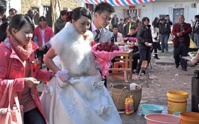 继农村“买卖”婚姻，要车、房之后，又有1新要求，农民头疼不已