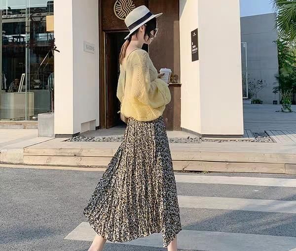  #也非常#服装印花裙怎样穿才更有女人气质？参照这种配搭，给你美的更引人注意