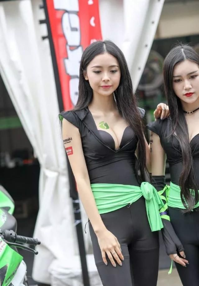 街拍美女：机车展上身材性感的美女Model