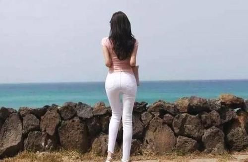 高颜值牛仔裤美女，身材特别棒，让人心生爱慕