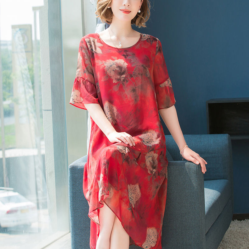 哇塞,头一次见妈妈穿这样的连衣裙,55岁还美得跟30岁一样