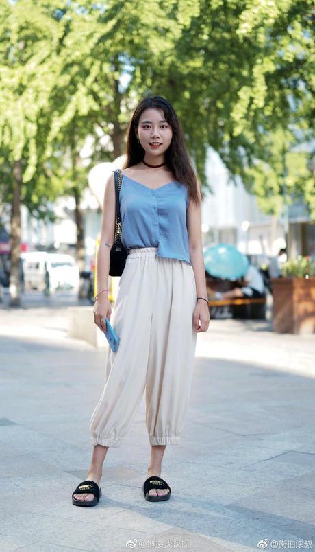 街拍：吊带裙无时无刻的展现迷人风情，穿吊带裙的小姐姐美了美了