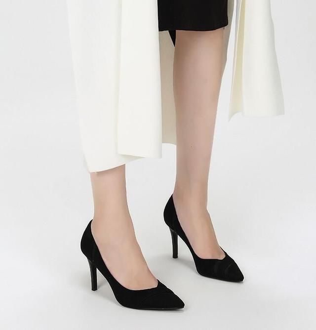 踩上艳丽的尖头高跟鞋，细高跟造型设计，打造性感优雅