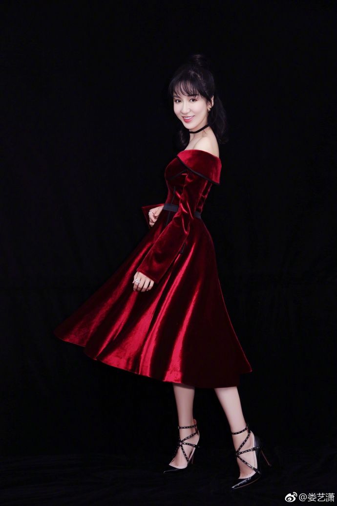娄艺潇穿丝绒长裙优雅美艳 肤若凝脂大秀优美肩颈线