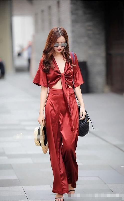 美丽的女人穿着长长的浅紫色T桖