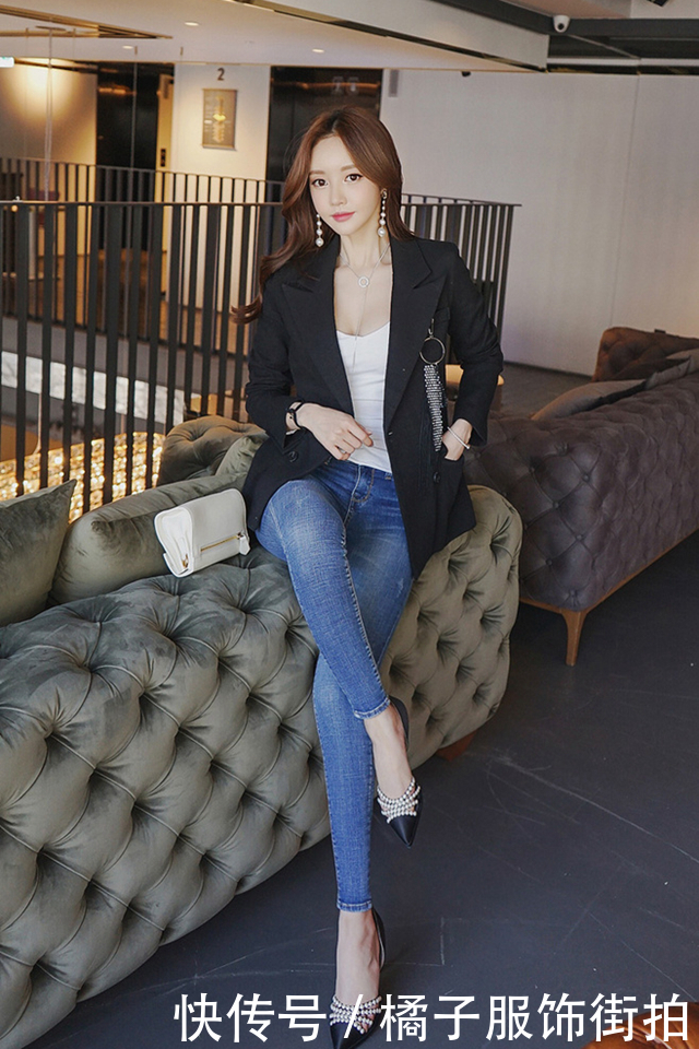 秀丽端庄的牛仔裤美女，给人一种很优雅的美感！