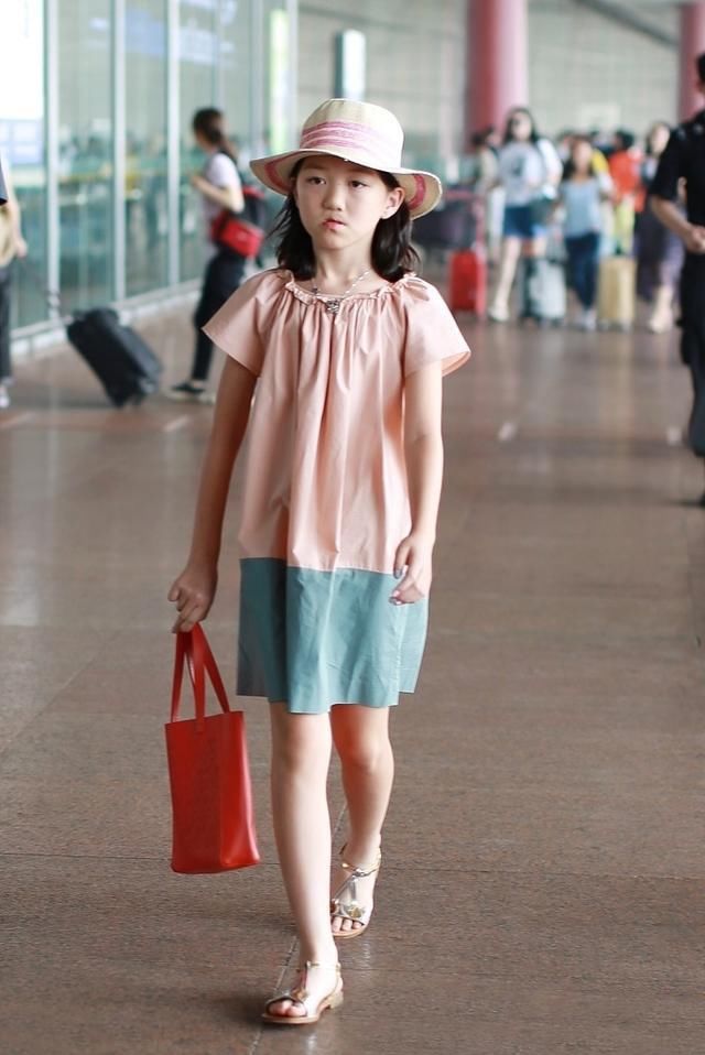 两人同岁，在机场黄多多美丽时尚，但到了巴黎秀场，李嫣霸气外露