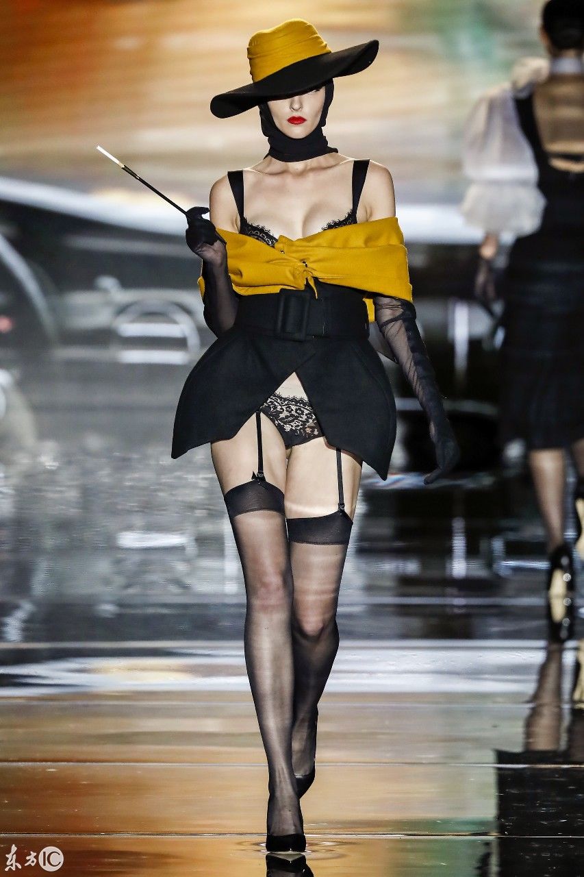 请问:美女，穿着这样的衣服出门是不是回头率特别高?哈哈哈