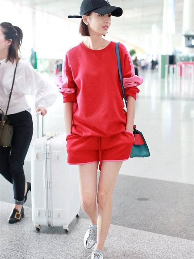 辣妈姚晨佟丽娅，同穿运动短裤秀身材，蜜桃臀战胜大长腿？