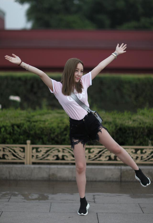 街拍：小美女高贵可爱肌肤嫩白，是不是你的菜？