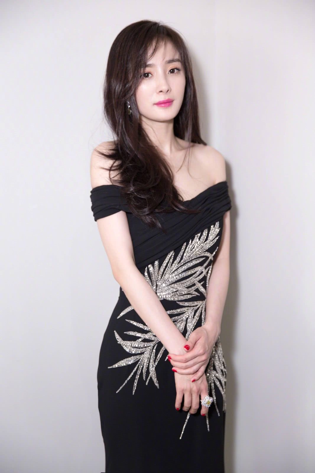 离开精修的杨幂，满脸油光大红唇老态尽显，右脸松弛比左脸大一圈