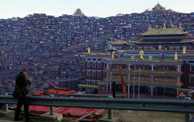 世界最大的藏传佛学院,领略震撼的藏传佛教魅力