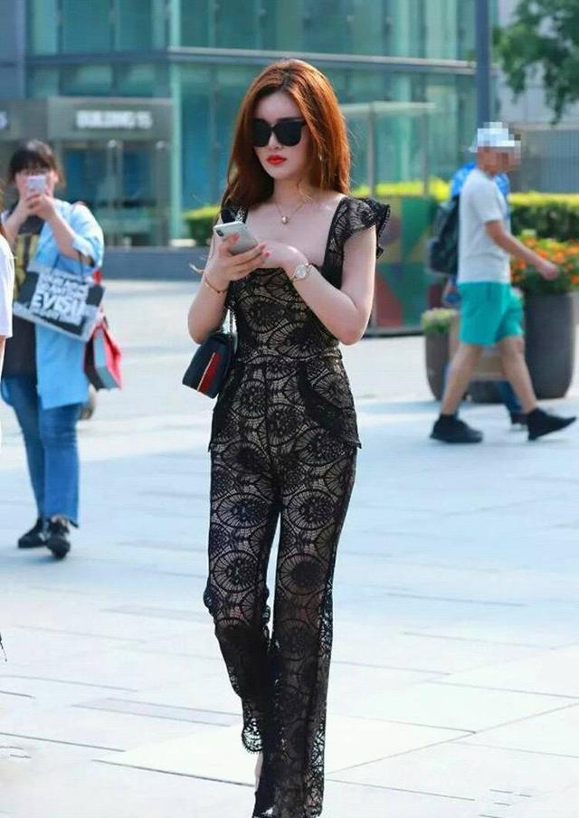 街拍：精致的小姐姐，一双清澈的大眼睛拯救整长脸!