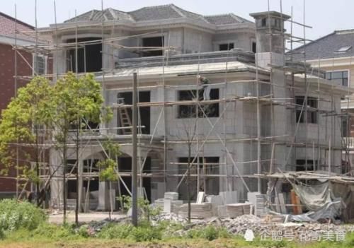  回村■在农村，自己原有的宅基地，非农户口是否可以回村翻建房