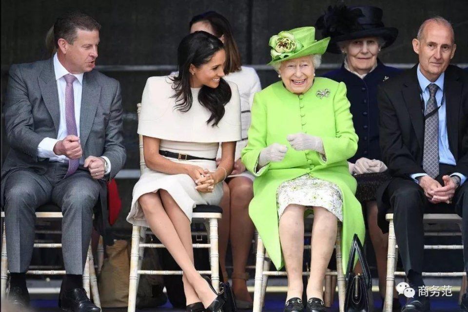 梅根花600万买衣服，坐姿被网友吐槽不合格，王妃太难当