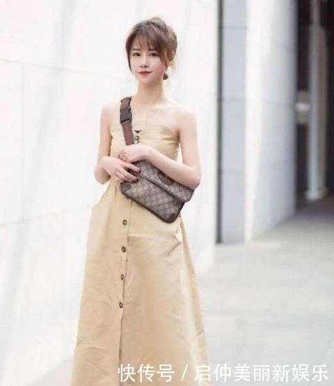 黑色|街拍:明眸善睐的小姐姐,一件多彩的上衣配白色短裤,青春靓丽美