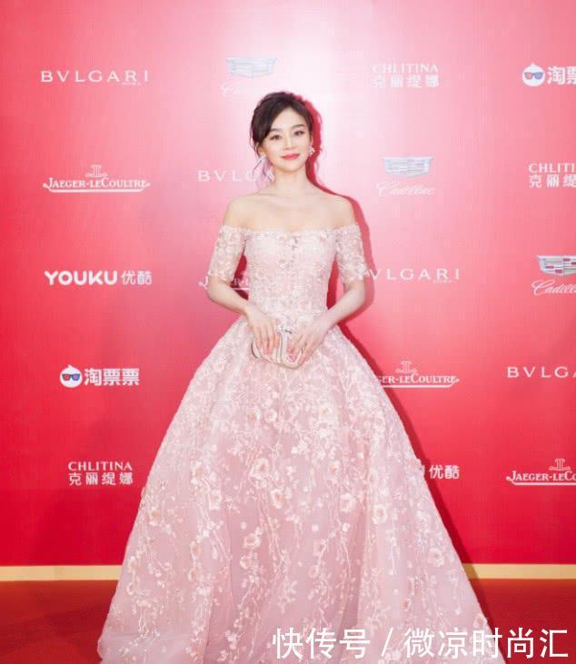 袁姗姗不愧是有马甲线的人，身材好的没话说，圆柱体的包包亮了！