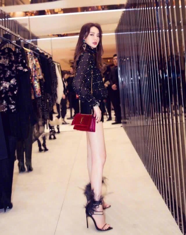 这插着羽毛的鞋，戚薇穿着到处撞同款，网友:欣赏不来的时尚!