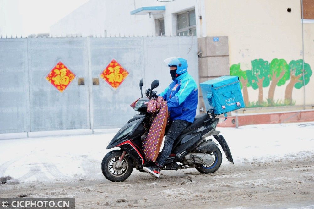  人员在风雪|山东青岛：雪中坚守抗疫情