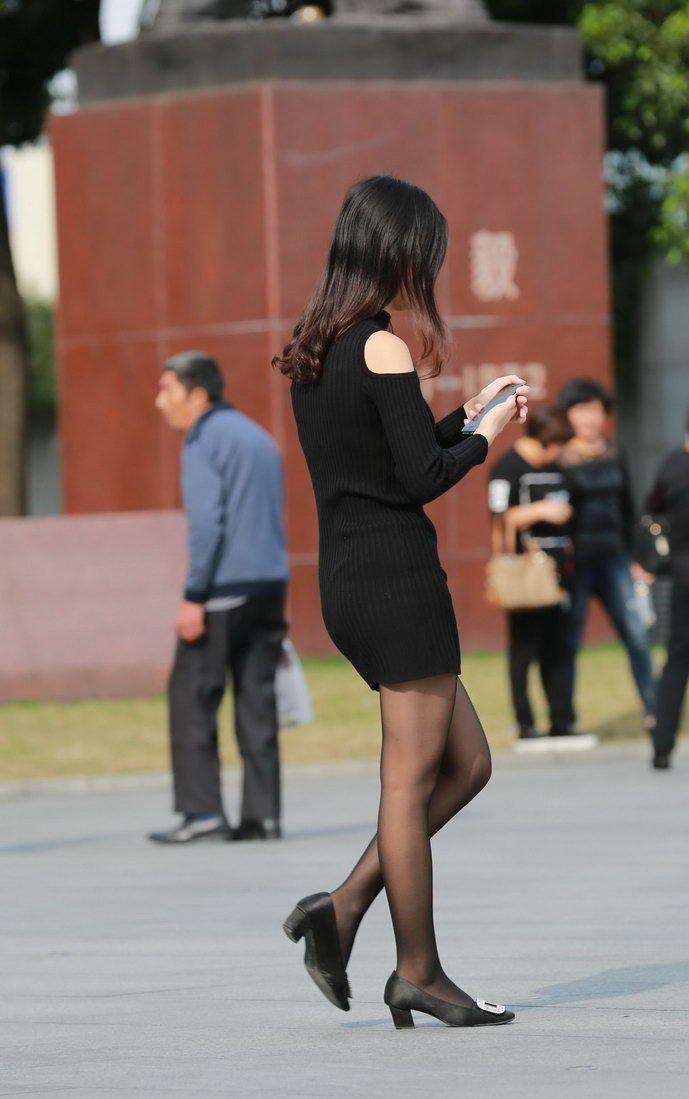 学院东街街拍: 黑丝袜美眉, 露香肩黑色包臀裙包裹出紧致的身材