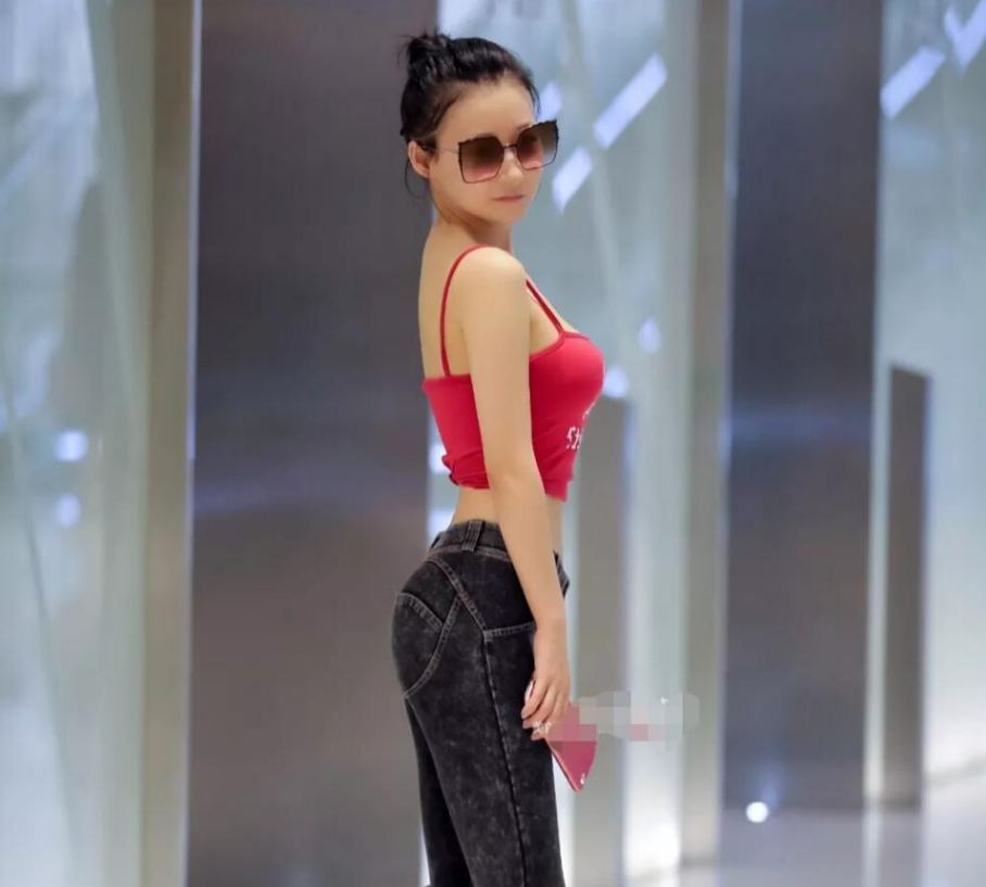美女时尚又性感，这么瘦的紧身裤你都能穿进去，厉害了!