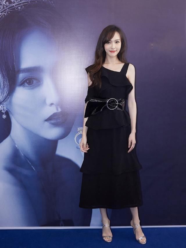 唐嫣“仙女裙”配宽腰带满屏廉价感，网友：这样搭造型师知道吗？
