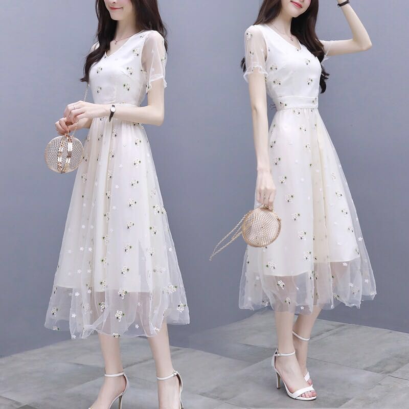 有种裙叫“A字裙”，比T恤有女人味，比套装显瘦，背影都迷死人