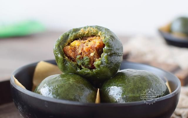  [咸蛋黄肉松]这种做法做的青团，甜糯不粘牙，隔夜都不硬，孩子都能吃三个