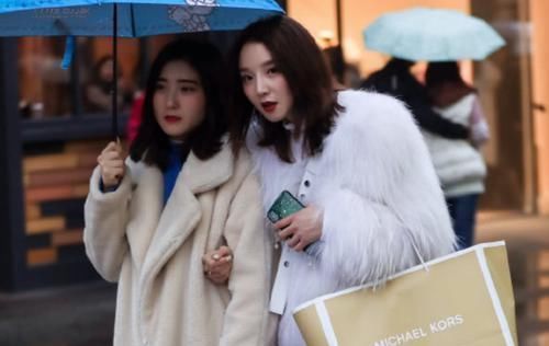 偶遇|大街上偶遇小姐姐,外衣只扣到肚子处,真当自己是女神?