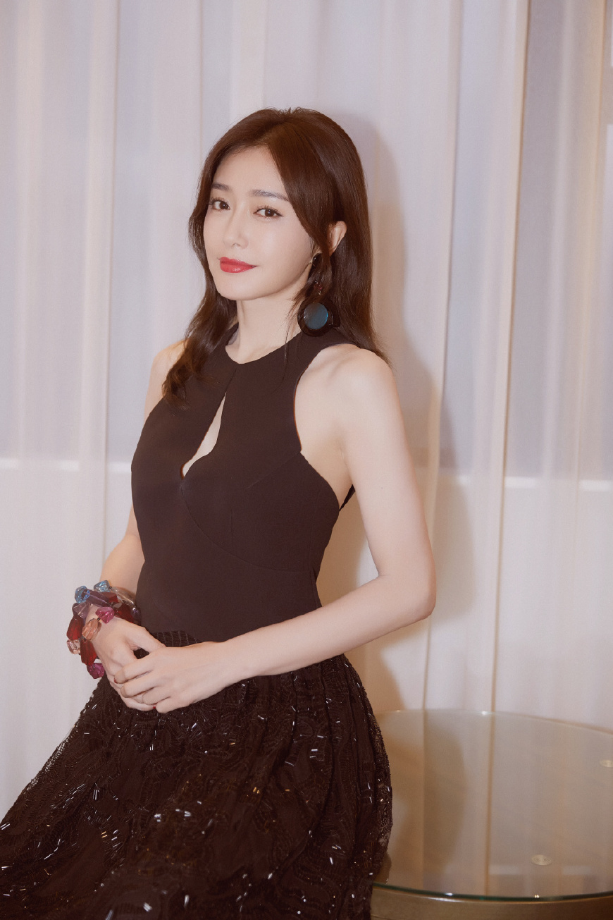 37岁秦岚太惊艳了！一袭黑色长裙配红唇，网友：性感与气场兼得